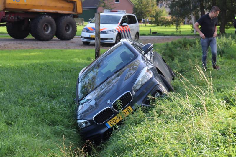 Auto belandt in greppel na uitwijk manoeuvre