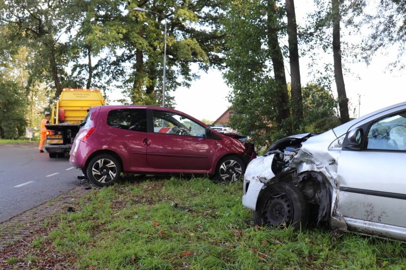 Twee gewonden na frontale botsing