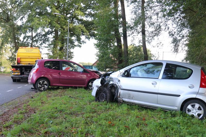 Twee gewonden na frontale botsing
