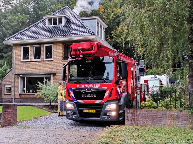 Brand in schoorsteen van woning