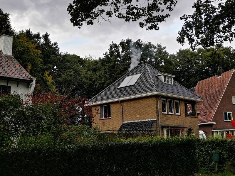 Brand in schoorsteen van woning