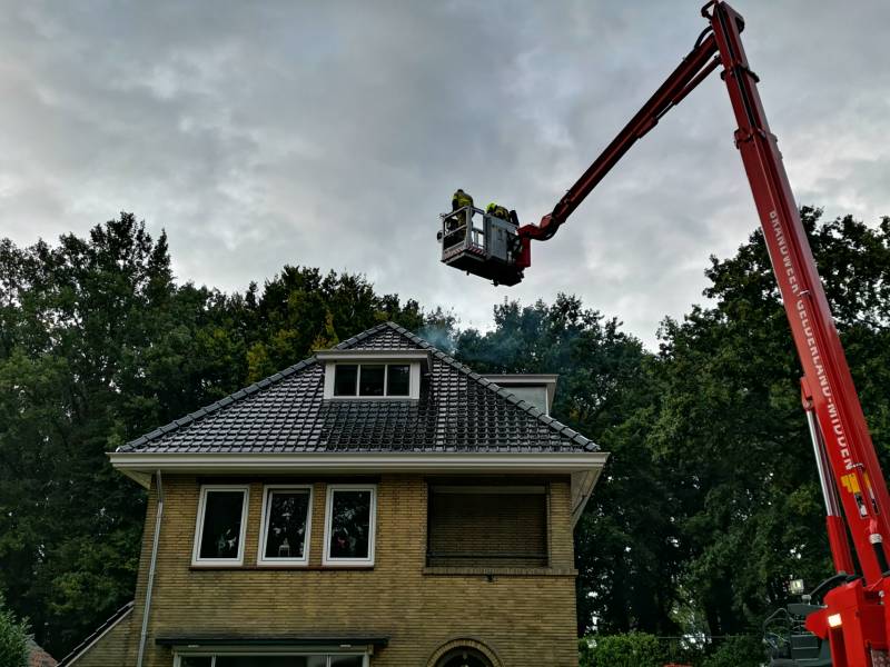 Brand in schoorsteen van woning