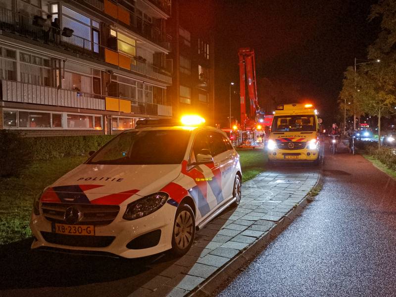 Brandweer haalt gewond slachtoffer uit flat