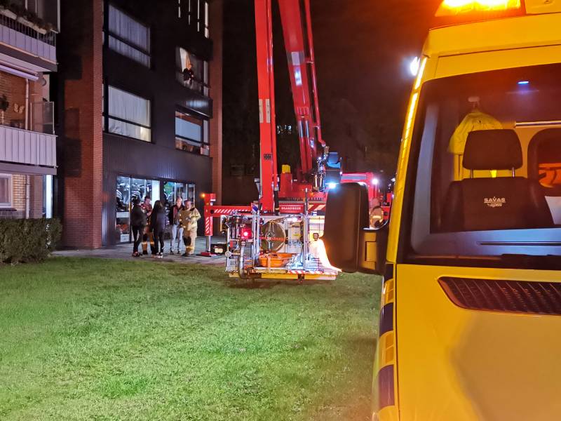 Brandweer haalt gewond slachtoffer uit flat