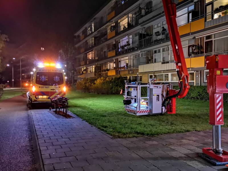 Brandweer haalt gewond slachtoffer uit flat