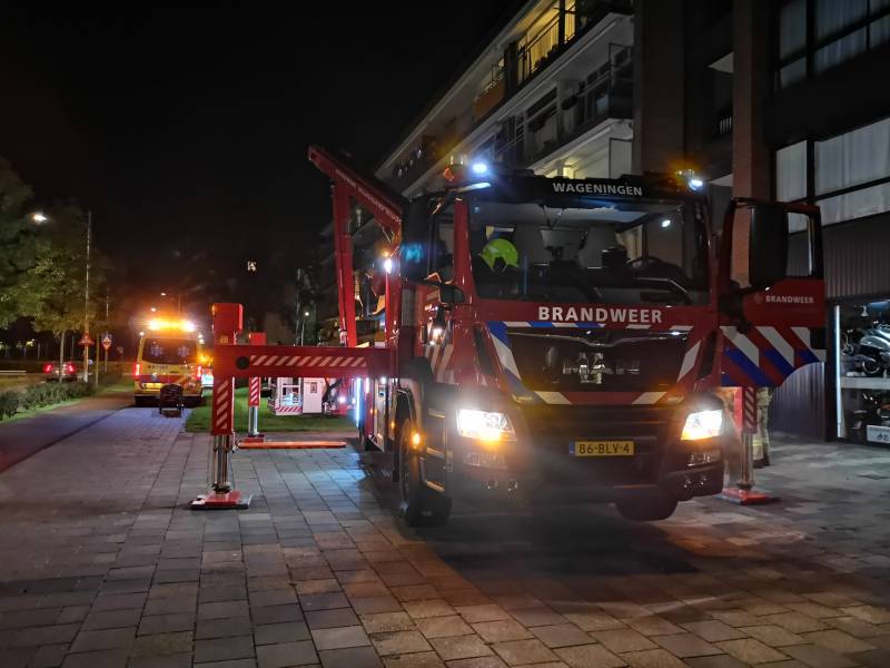 Brandweer haalt gewond slachtoffer uit flat