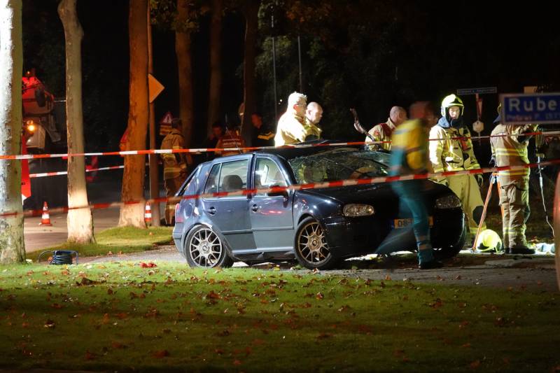 20-jarige bestuurder uit Harskamp overleden bij ongeval tegen boom