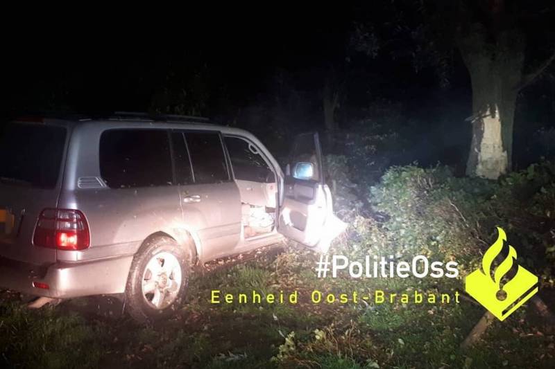 Achtervolging hardrijder eindigt tegen boom