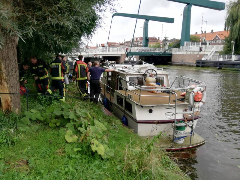Brandweer pompt zinkende boot leeg