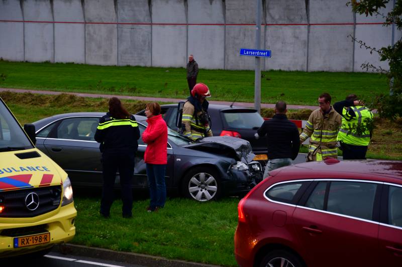 Enorme schade na ongeval met twee auto's