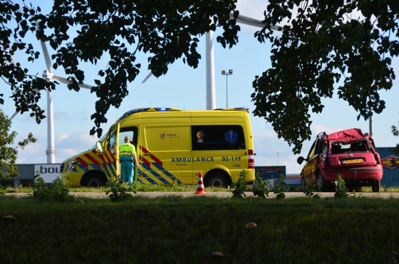 Auto slaat over de kop, bestuurder gewond