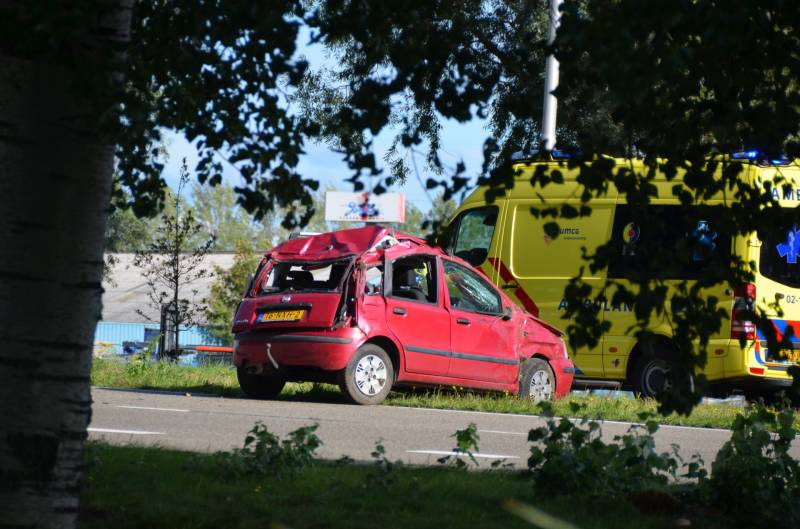 Auto slaat over de kop, bestuurder gewond