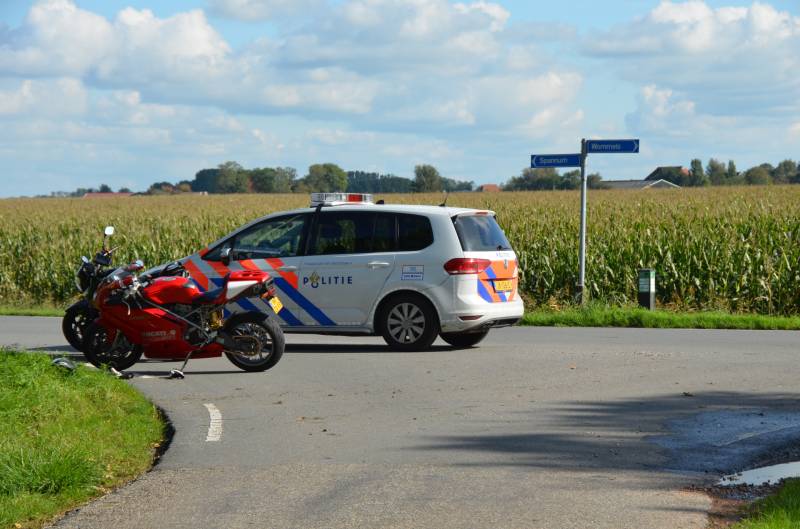 Motorrijder belandt in weiland na val met motor