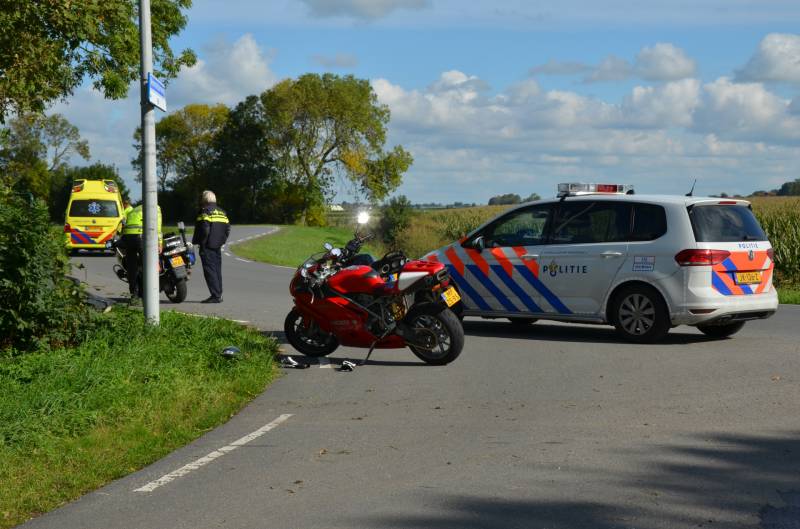 Motorrijder belandt in weiland na val met motor