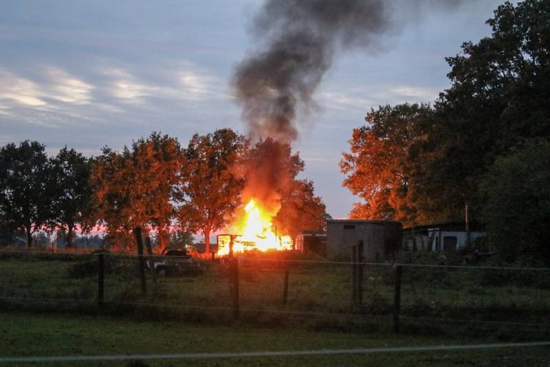 Oude trailer in brand gestoken