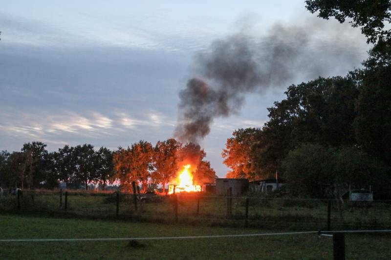 Oude trailer in brand gestoken
