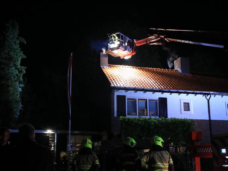 Brandweer veegt schoorsteen na schoorsteenbrand