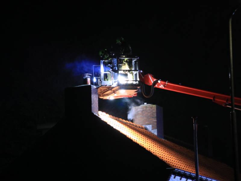 Brandweer veegt schoorsteen na schoorsteenbrand