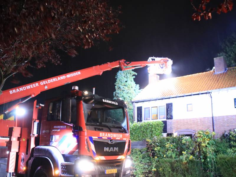 Brandweer veegt schoorsteen na schoorsteenbrand
