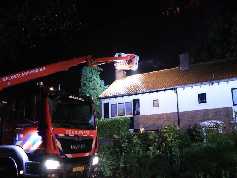 Brandweer veegt schoorsteen na schoorsteenbrand