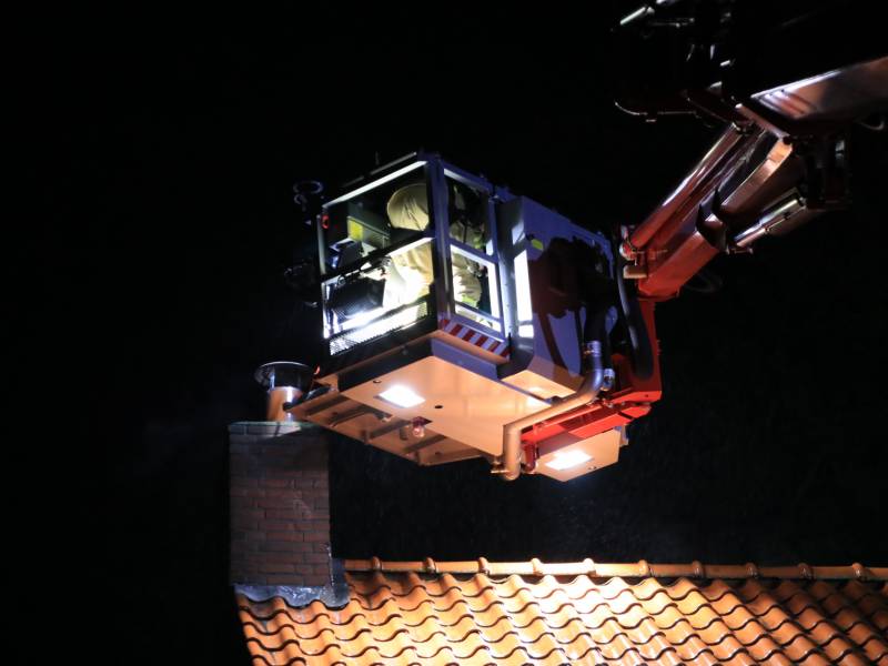 Brandweer veegt schoorsteen na schoorsteenbrand