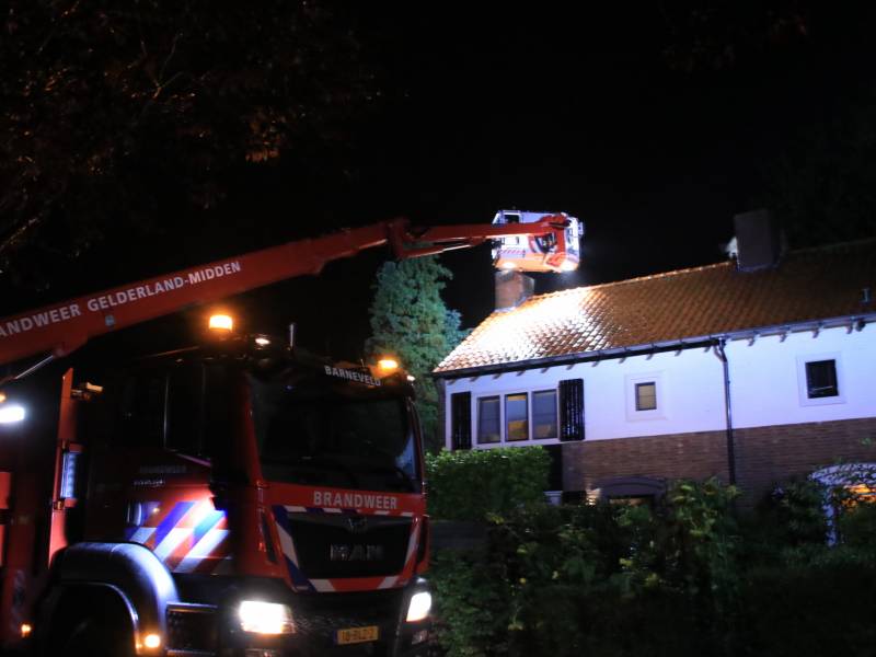 Brandweer veegt schoorsteen na schoorsteenbrand