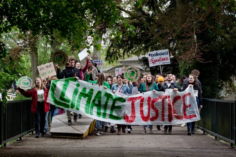 Honderden klimaatactivisten blokkeren stad