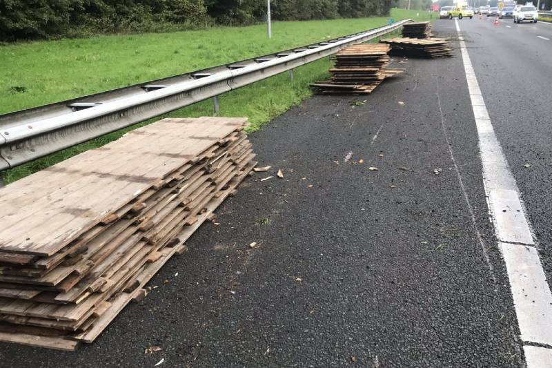 Aanhanger met lading geschaard