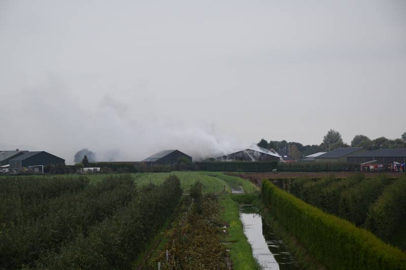 Foto-update: #Hedel Grote brand in loods Drielseweg Hedel.: