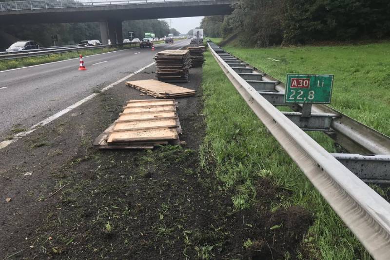 Aanhanger met lading geschaard