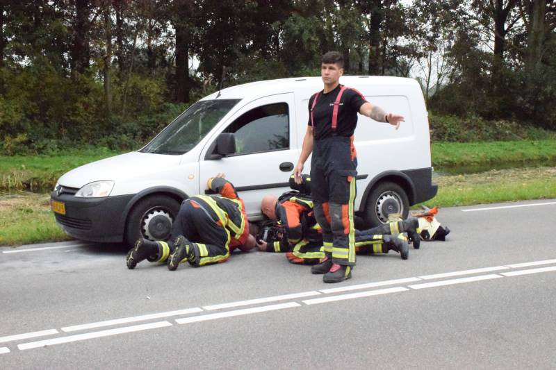 Agenten blussen beginnende autobrand