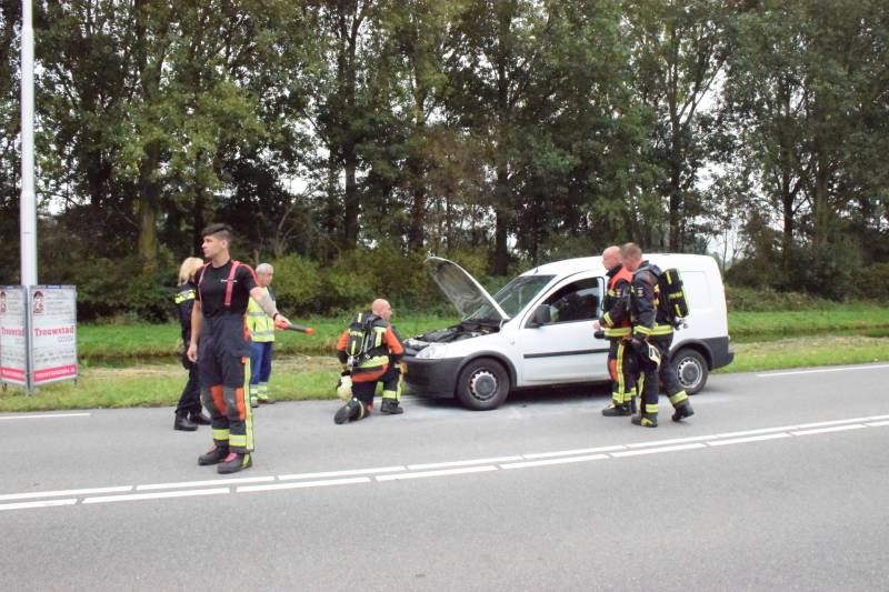 Agenten blussen beginnende autobrand