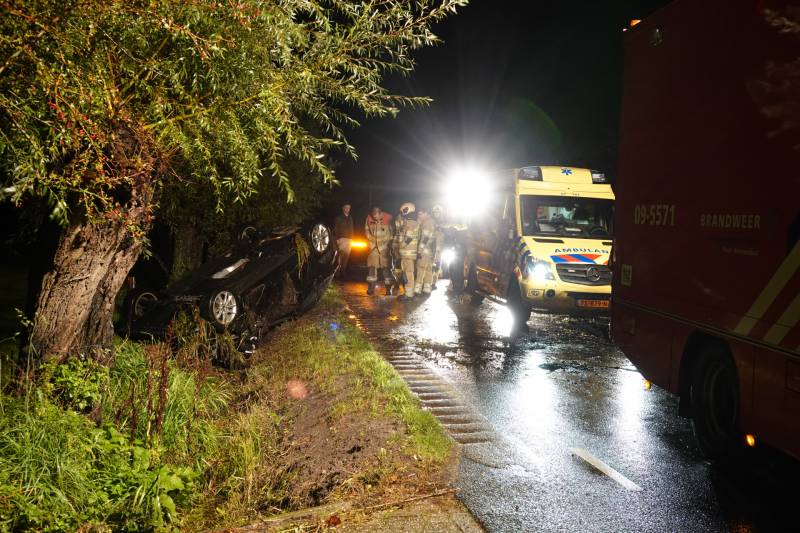 Auto slaat over de kop na eenzijdig ongeval