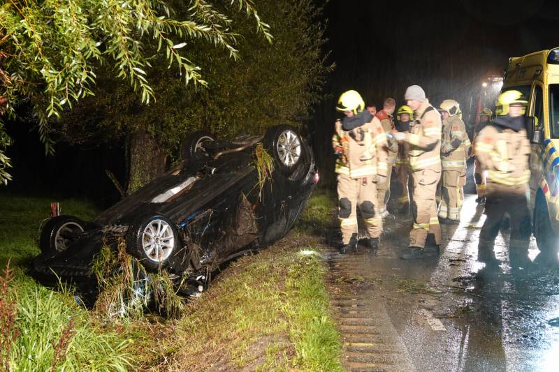 Auto slaat over de kop na eenzijdig ongeval