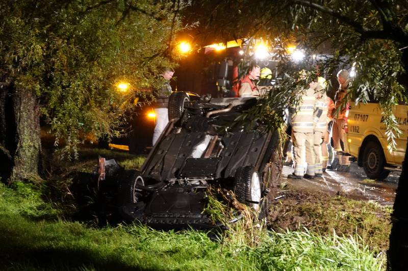 Auto slaat over de kop na eenzijdig ongeval
