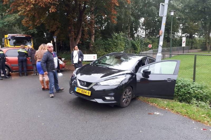 Veel schade bij botsing op kruising Halderbrink