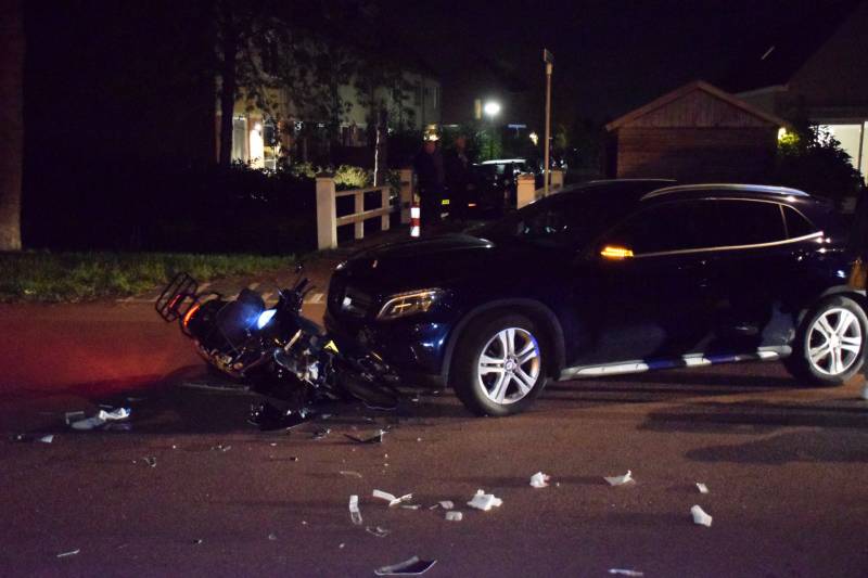 Brommer komt in botsing met auto, twee gewonden