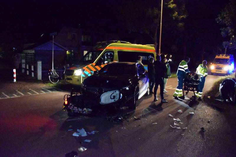 Brommer komt in botsing met auto, twee gewonden
