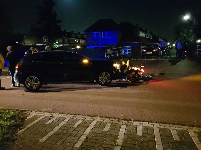 Brommer komt in botsing met auto, twee gewonden