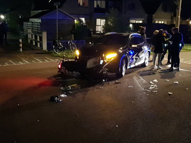 Brommer komt in botsing met auto, twee gewonden