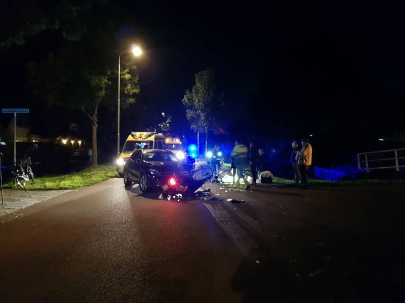 Brommer komt in botsing met auto, twee gewonden