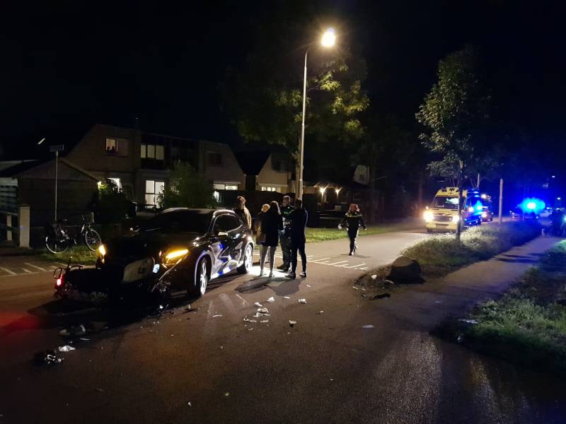 Brommer komt in botsing met auto, twee gewonden