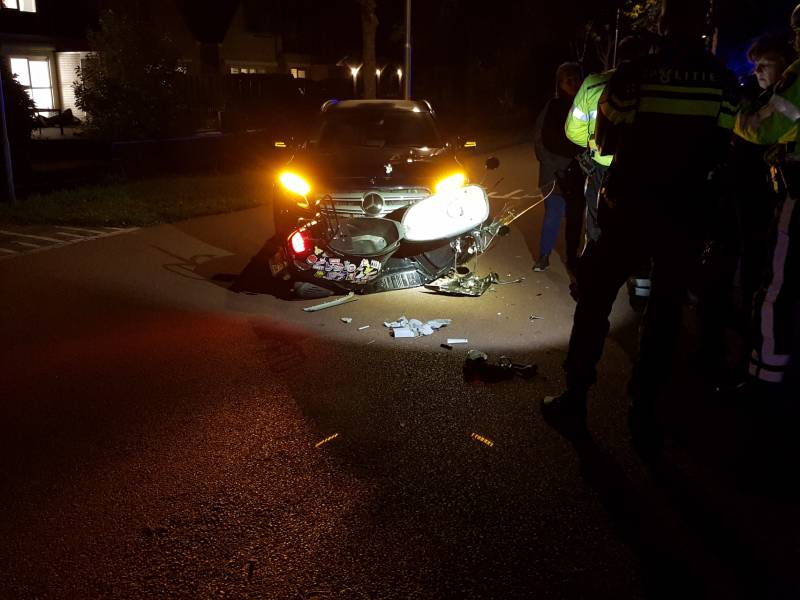 Brommer komt in botsing met auto, twee gewonden