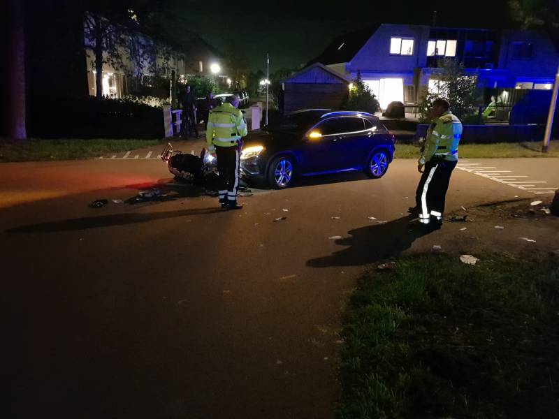 Brommer komt in botsing met auto, twee gewonden