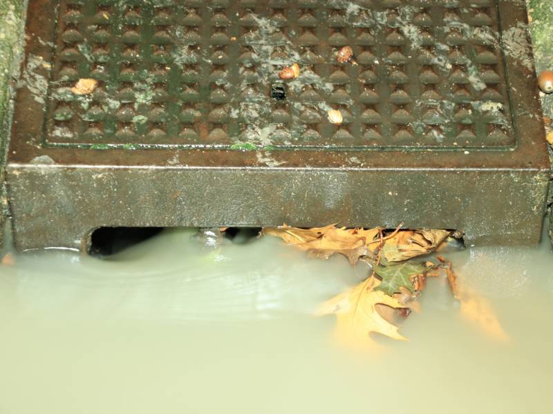 Straat blank door gesprongen waterleiding