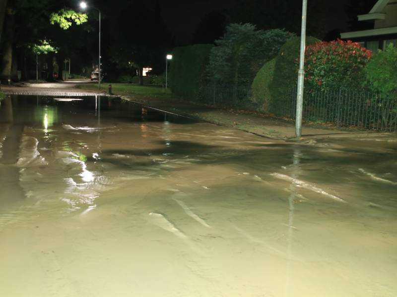Straat blank door gesprongen waterleiding