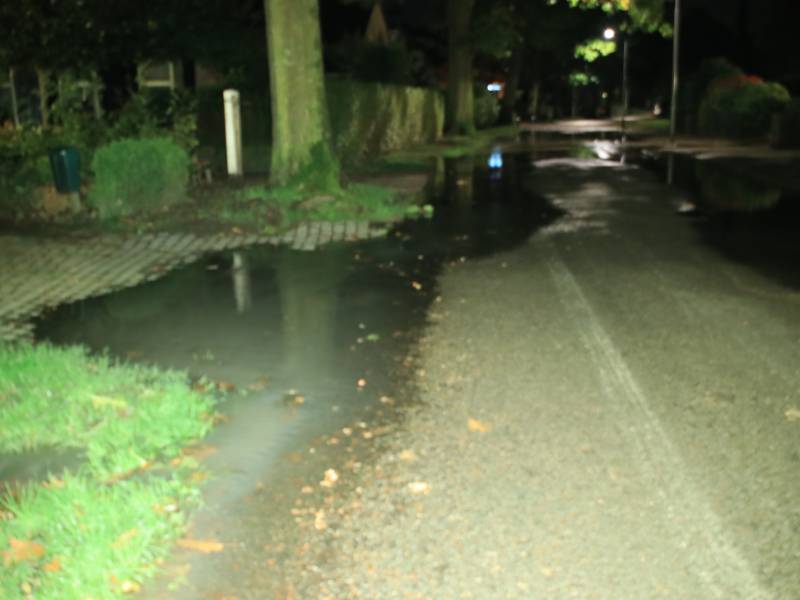 Straat blank door gesprongen waterleiding