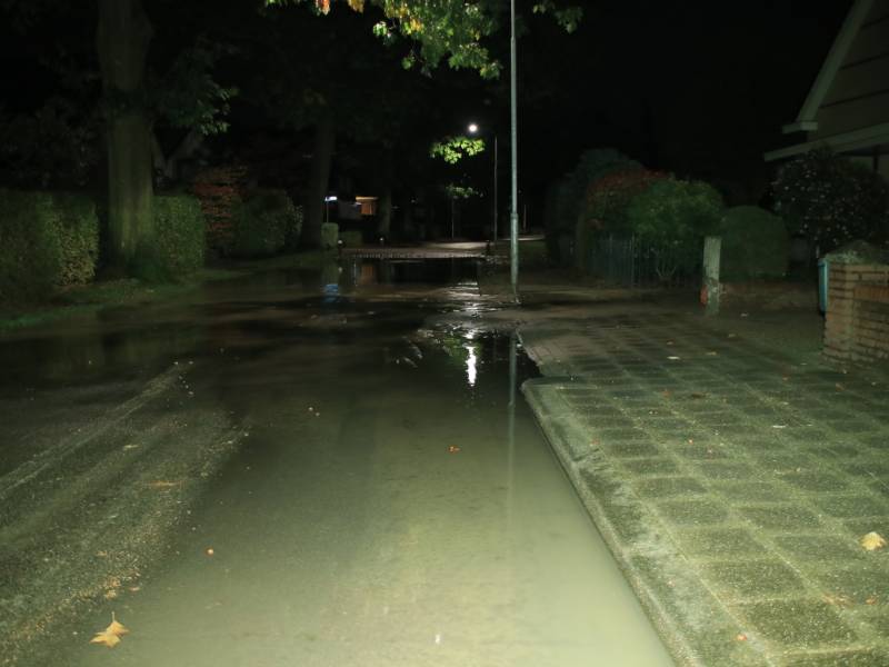 Straat blank door gesprongen waterleiding