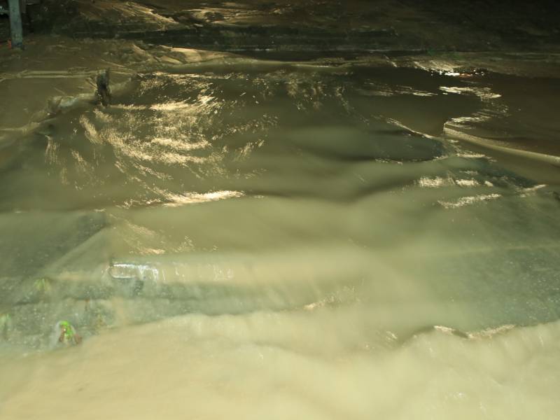 Straat blank door gesprongen waterleiding