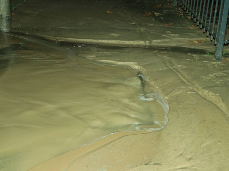 Straat blank door gesprongen waterleiding